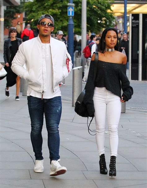 who is memphis depay dating.